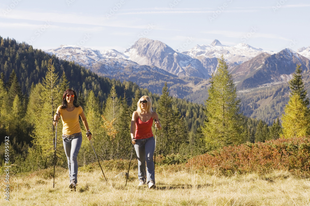 Zwei Frauen im Berg, Nordic Walking