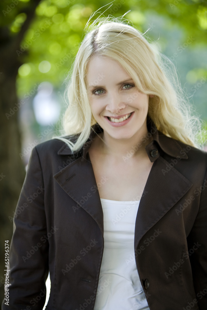 Junge Frau mit blonden Haaren , Portrait Junge Frau mit blonden Haaren , Portrait