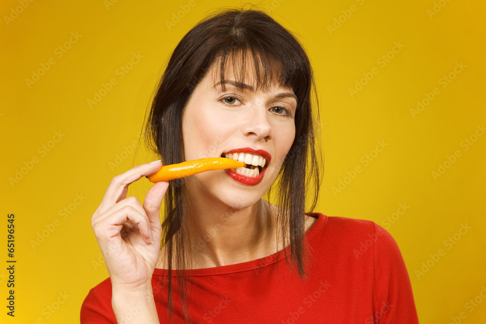 Brunette Frau essen roten Paprika , Portrait Brunette Frau essen roten Paprika , Portrait