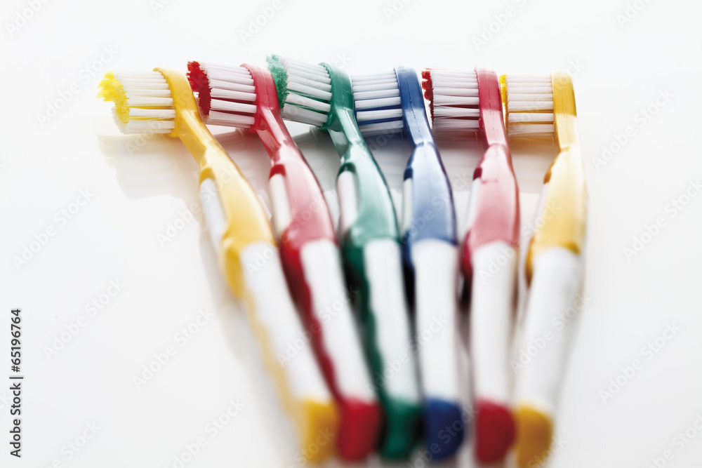 Vielfalt von Zahnbürsten auf weißem Hintergrund