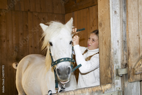 Mädchen bitting Pferd