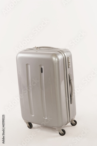 Silber Koffer vor weißem Hintergrund