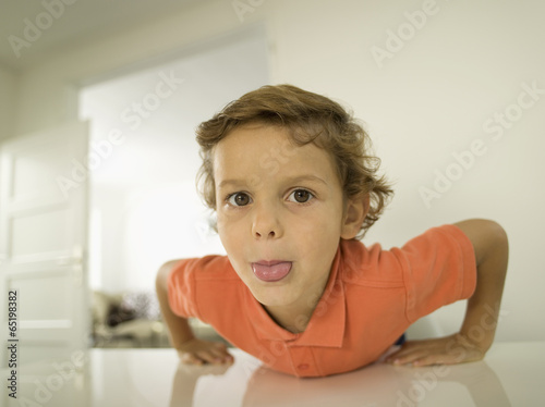 Vászonkép Portrait des jungen Jungen (4-5),die Zunge kleben