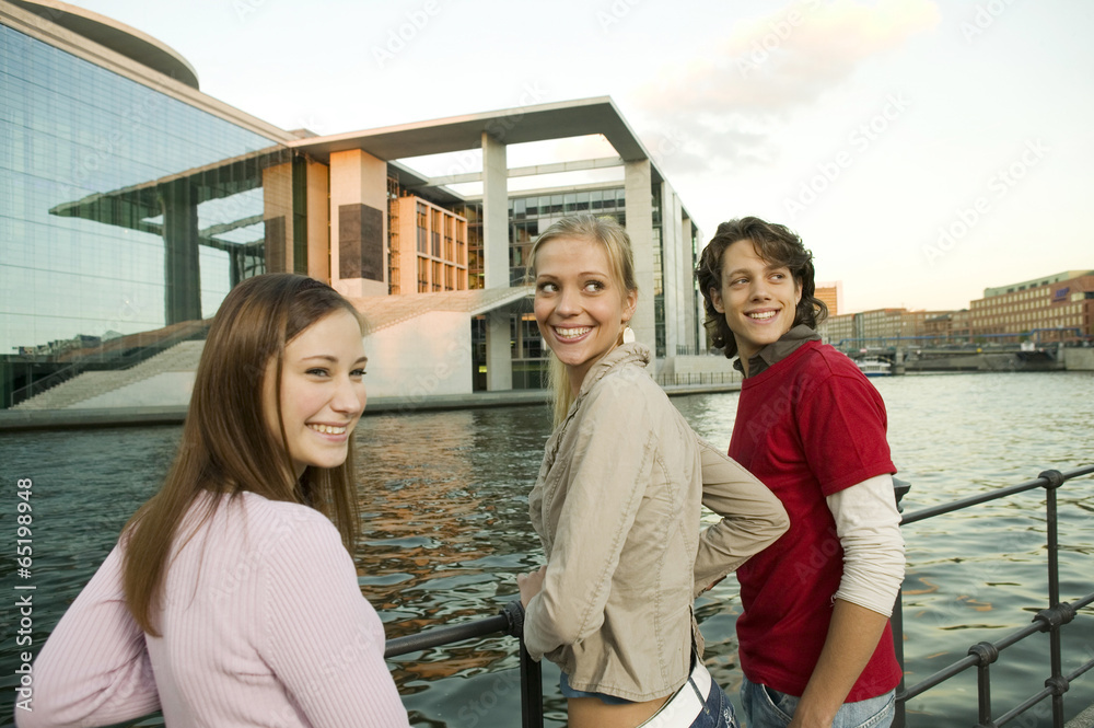 Fototapeta premium Junge Menschen stehen am Geländer