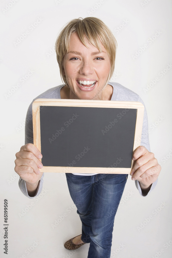 Junge Frau mit Tafel,lächelnd,Porträt Junge Frau mit Tafel,lächelnd,Porträt