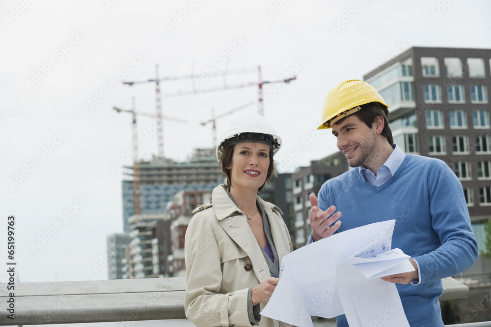 Deutschland,Hamburg,Mann und Frau mit Blueprint am Hafen Deutschland,Hamburg,Mann und Frau mit Blueprint am Hafen