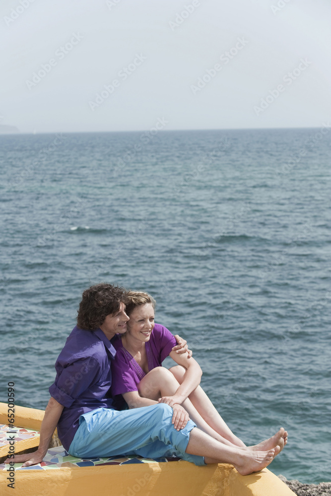 Spanien,Mallorca,Paar auf Terrasse,Meer im Hintergrund