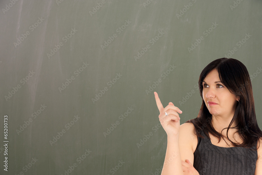 Geschäftsfrau vor einer Kreidetafel Geschäftsfrau vor einer Kreidetafel
