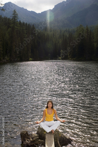 Frau, die Yoga auf See , erhöhte Ansicht
