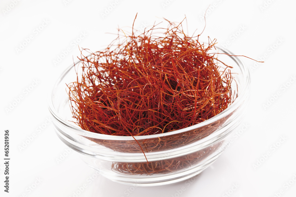 Fototapeta premium Chilli Fäden in der Schüssel auf weißem Hintergrund, close up