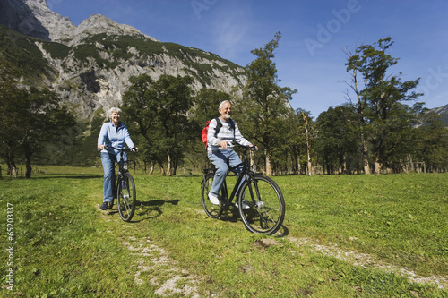 Österreich,Karwendel,Senior Paar Radfahren