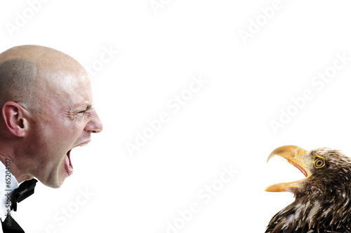 Barmann und Adler gegenüber einander, streiten photo