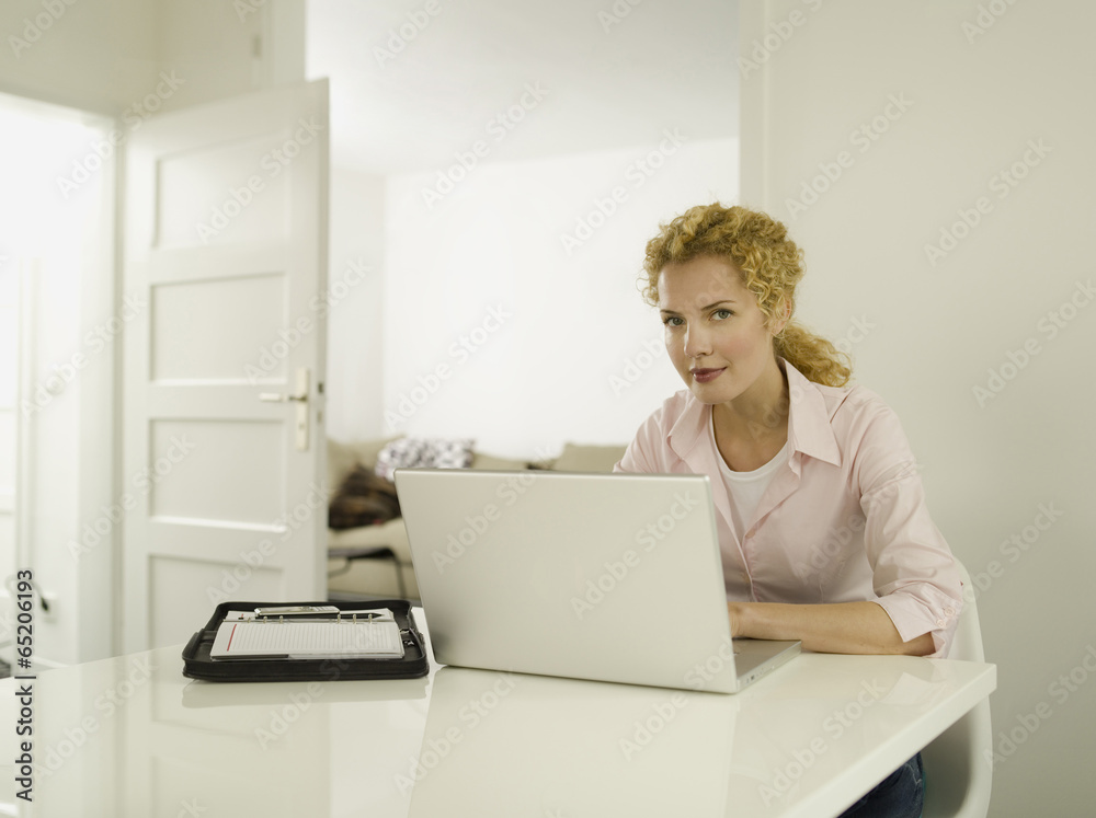 Junge Frau mit Laptop Junge Frau mit Laptop