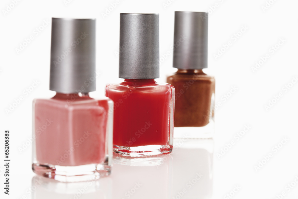 Flaschen Nagellack vor weißem Hintergrund Flaschen Nagellack vor weißem Hintergrund
