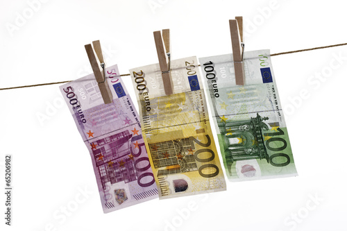 Verschiedene Euro-Banknoten hängen auf Wäscheleine photo