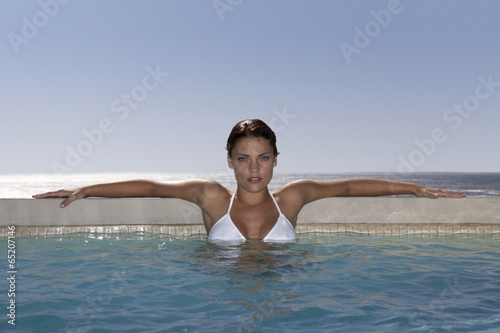 Frau im Schwimmbad Portr  t