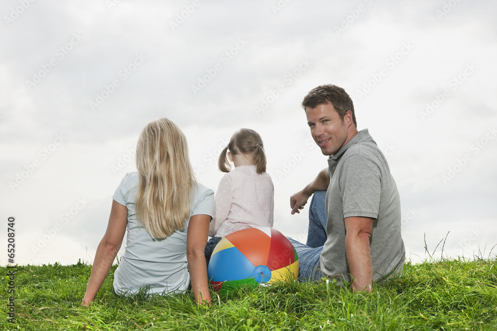 Deutschland,Köln,Familie sitzen und entspannen auf Gras Deutschland,Köln,Familie sitzen und entspannen auf Gras