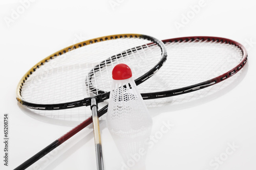 Badminton- Schläger und Federball auf weißem Hintergrund photo