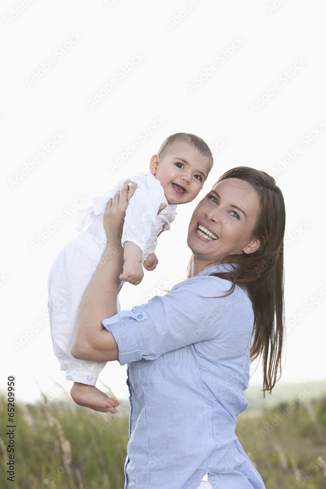 Obraz premium &nbsp;Mutter mit (2-5 Monate) Baby-Mädchen , lächelnd