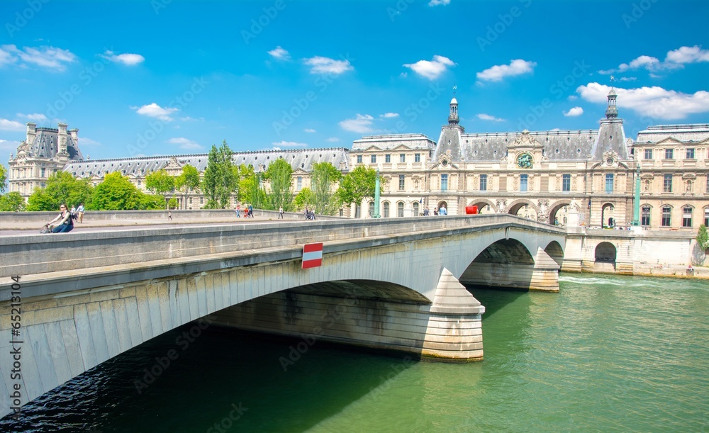 Musée du Louvre à Paris au bord de Seine Musée du Louvre à Paris au bord de Seine