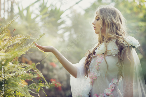 Quadro em tela Blonde cutie touching the leaves of fern