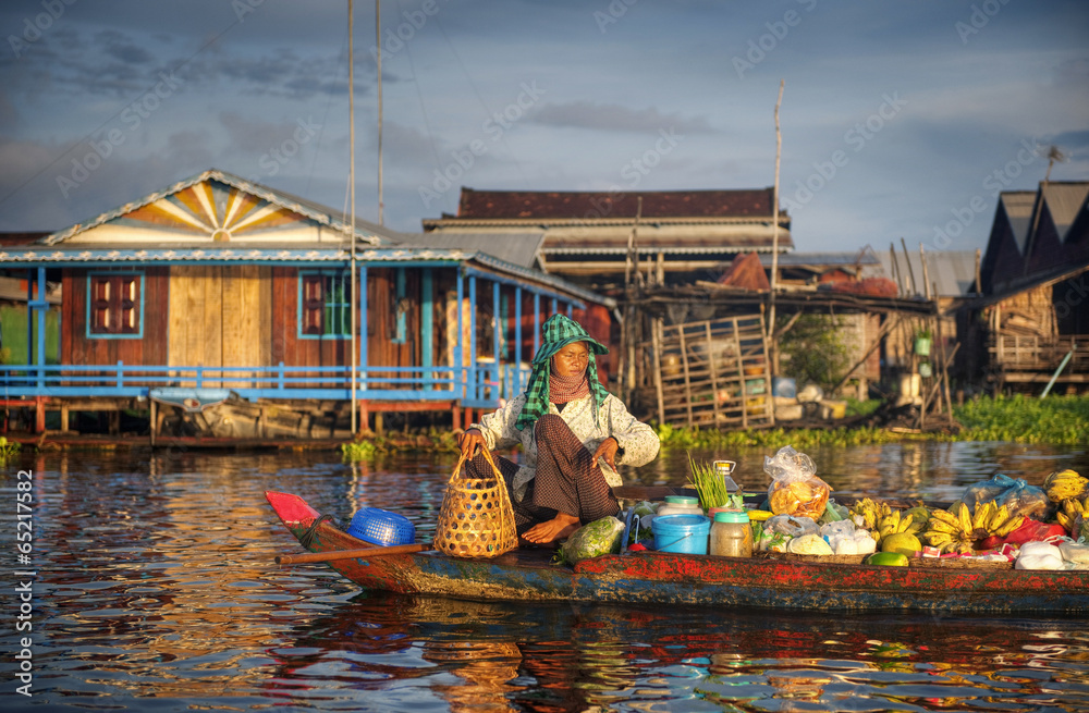 Fototapeta premium Lokalny sprzedawca z Kambodży na pływającym rynku