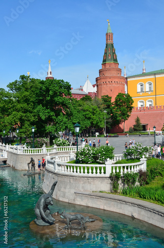 Москва, скульптуры на воде в Александровском саду у стен Кремля