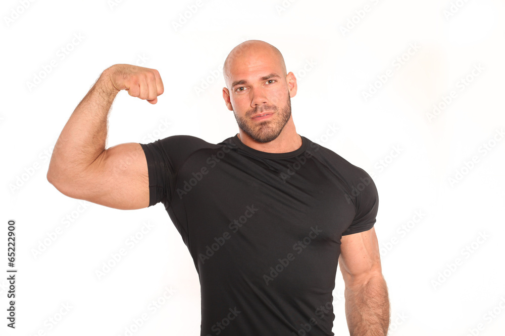 Fitnesstrainer zeigt Bizeps