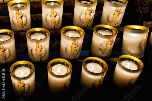 Obraz na plátně votive candles in paris cathedral