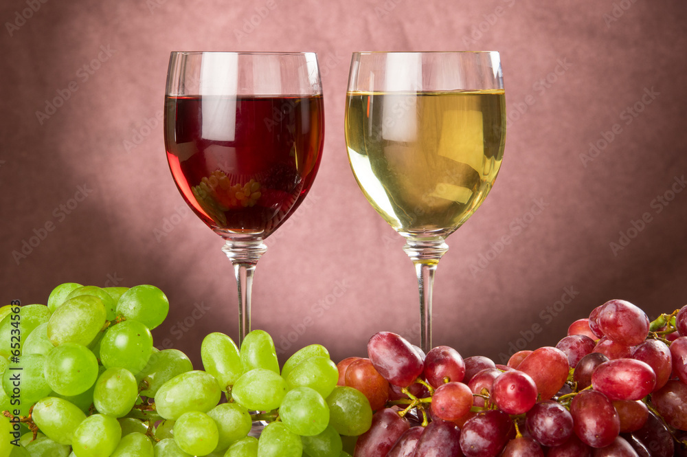 Red and white wine with red and green grapes