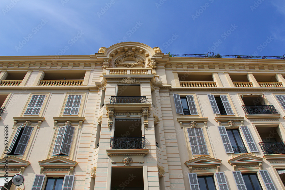 Façade d'un bâtiment à Nice ( France, Côte d'Azur)