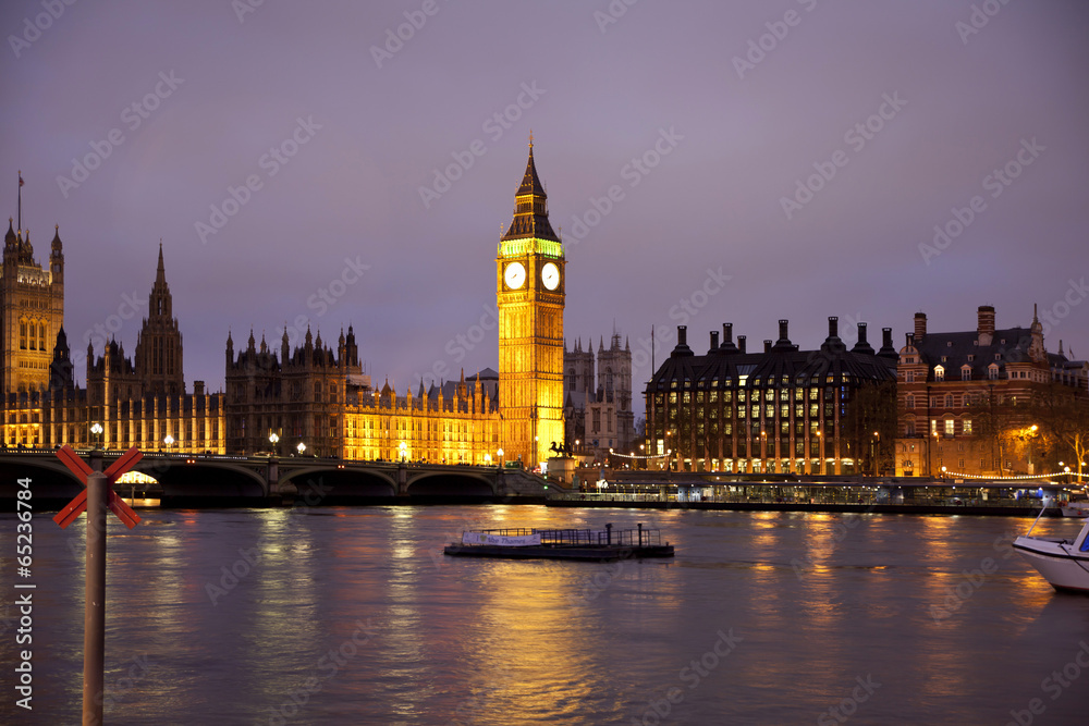 Naklejka premium Night view of Big Ben and Houses of Parliament, London UK
