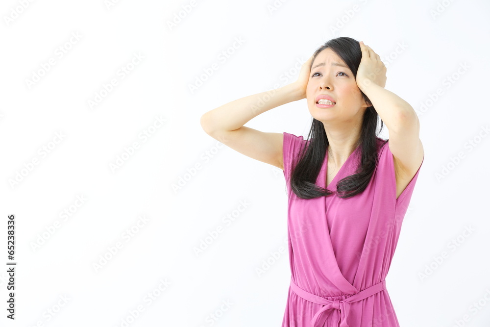 Fototapeta premium 悩む若い女性