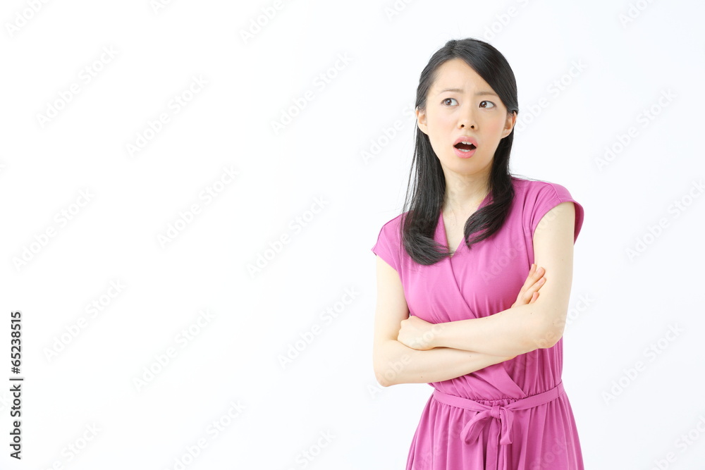 怒る若い女性 怒る若い女性