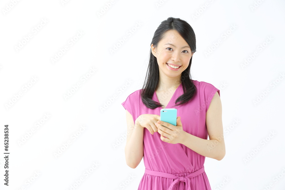 スマートフォンを見る若い女性