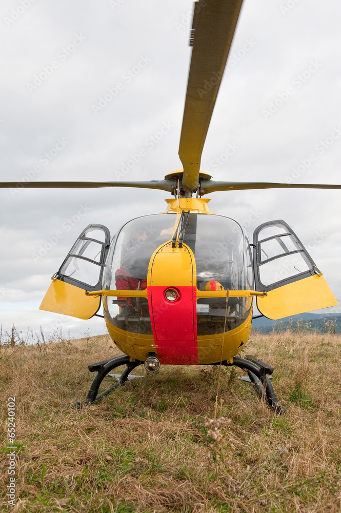 Rettungshubschrauber auf Feld Rettungshubschrauber auf Feld