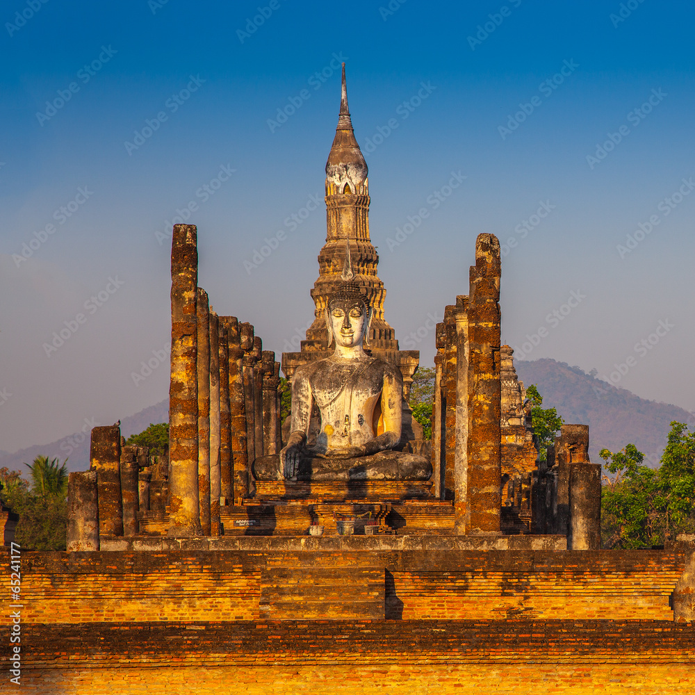 Naklejka premium Wat Mahathat in Sukhothai Historical park, Thailand