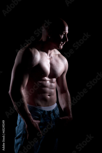 Muskulöser Oberkörper im Schatten Porträt