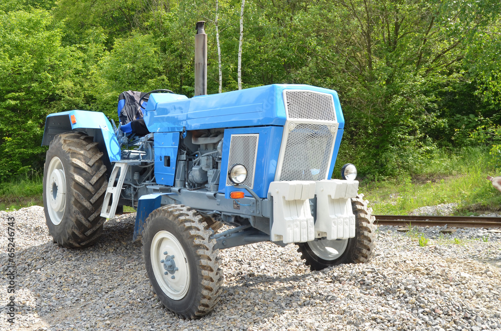 Obraz premium well restored old type of tractor
