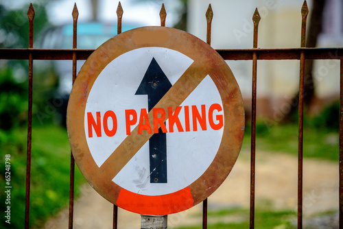 Foto no parking sign with arrow up