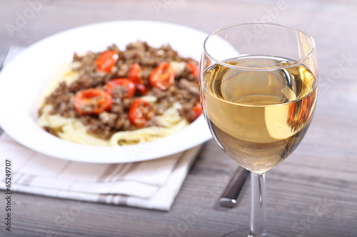 White wine and spaghetti with meat