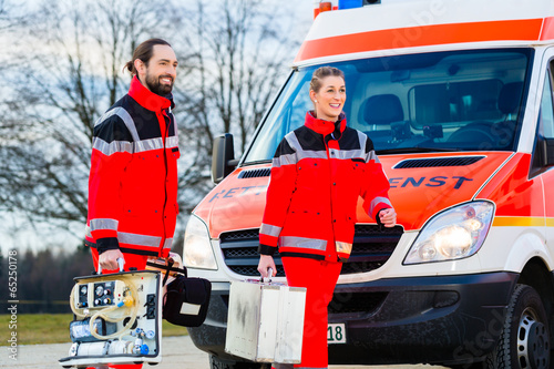 Notartzt und Sanitäter vor Krankenwagen photo