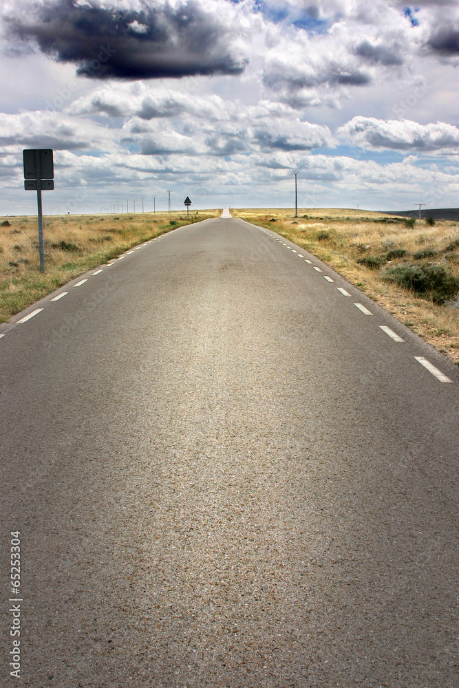 Naklejka premium Carretera hacia el cielo