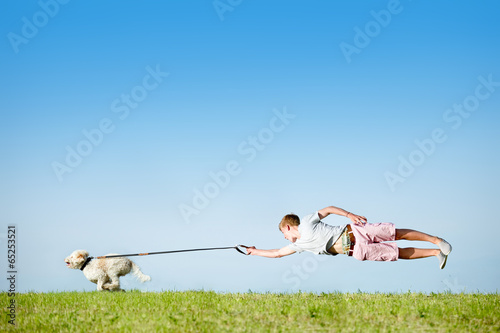 Hund an Leine mit fliegendem Hundebesitzer