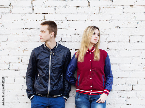 Fotografie Young couple near the brick wall