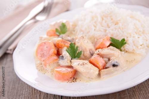 meat cooked with vegetable and cream