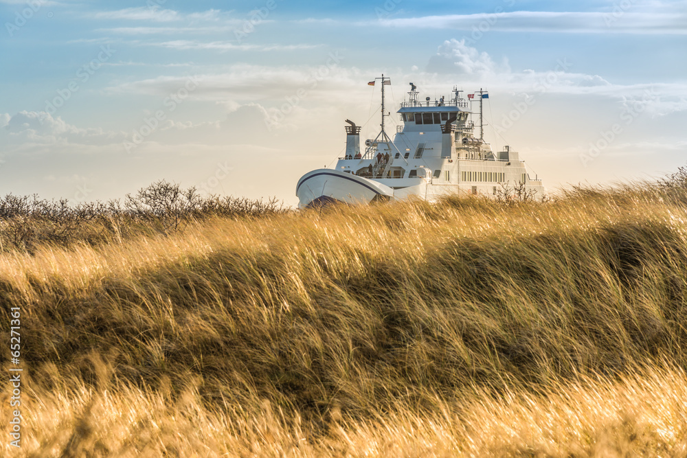 Naklejka premium Sylt - Grasdünen mit Fähre
