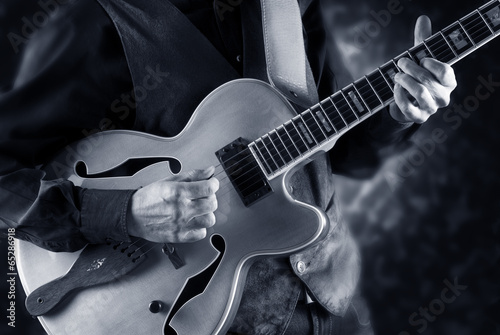 Canvas Print playing jazz guitar
