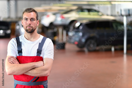 KFZ Mechaniker // successful mechanic in car workshop