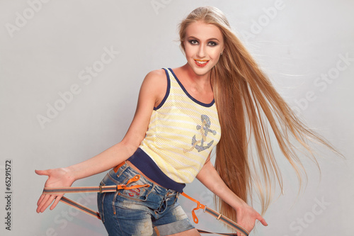 Модная девушка в джинсах с подтяжками photo